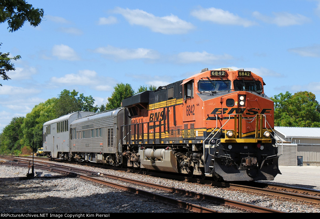 BNSF 6842 Geometry Train with BNSF 88 "Atchison" and BNSF 87 "Skagit River"